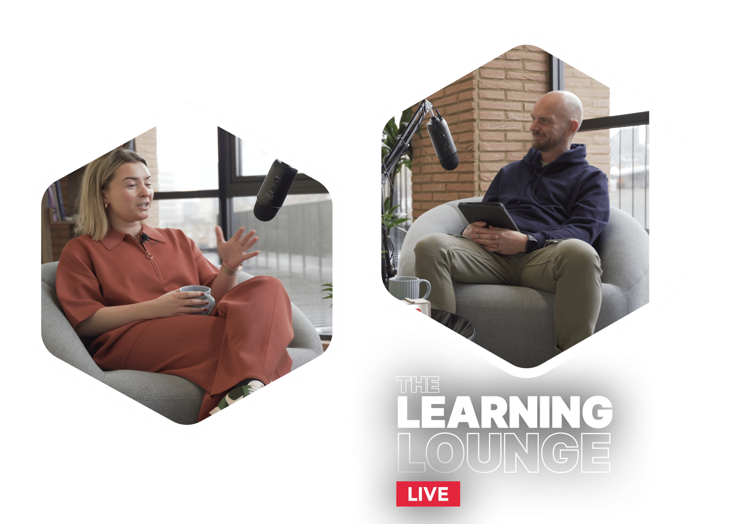 Frau und Mann im Gespräch mit Podcast-Mikrofonen, The Learning Lounge Live