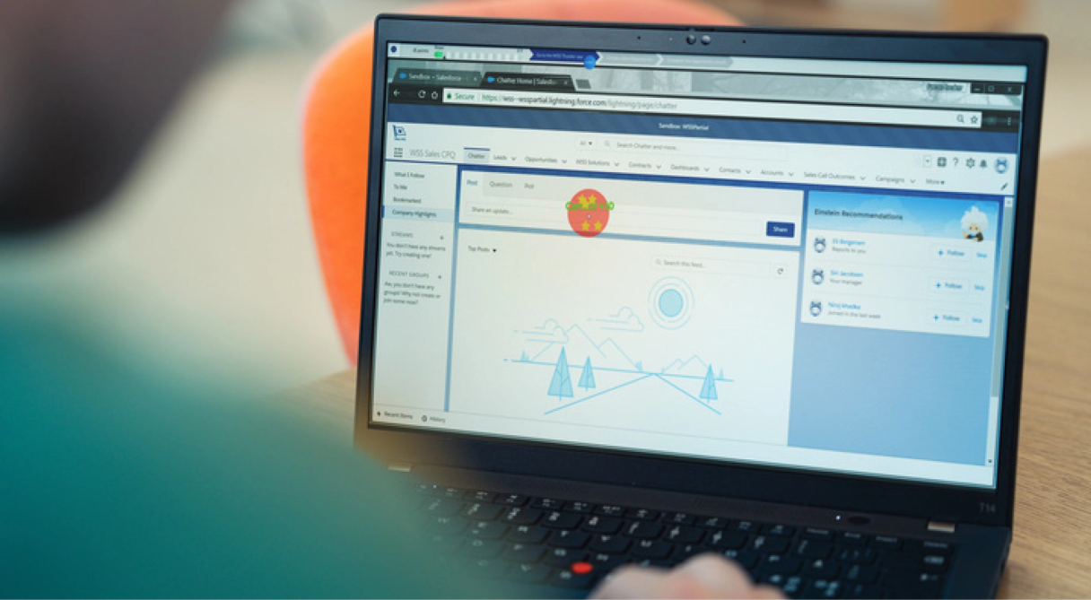 Blick über die Schulter auf eine Person, die an einem Laptop ein CRM-Dashboard im Webbrowser nutzt