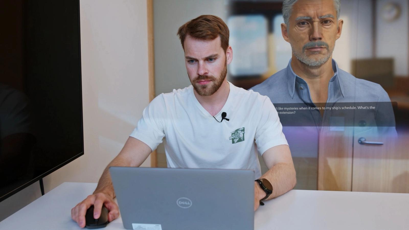 Ein Mann arbeitet an einem Laptop, daneben eine eingeblendete Gesprächssimulation, in der ein älterer Mann spricht