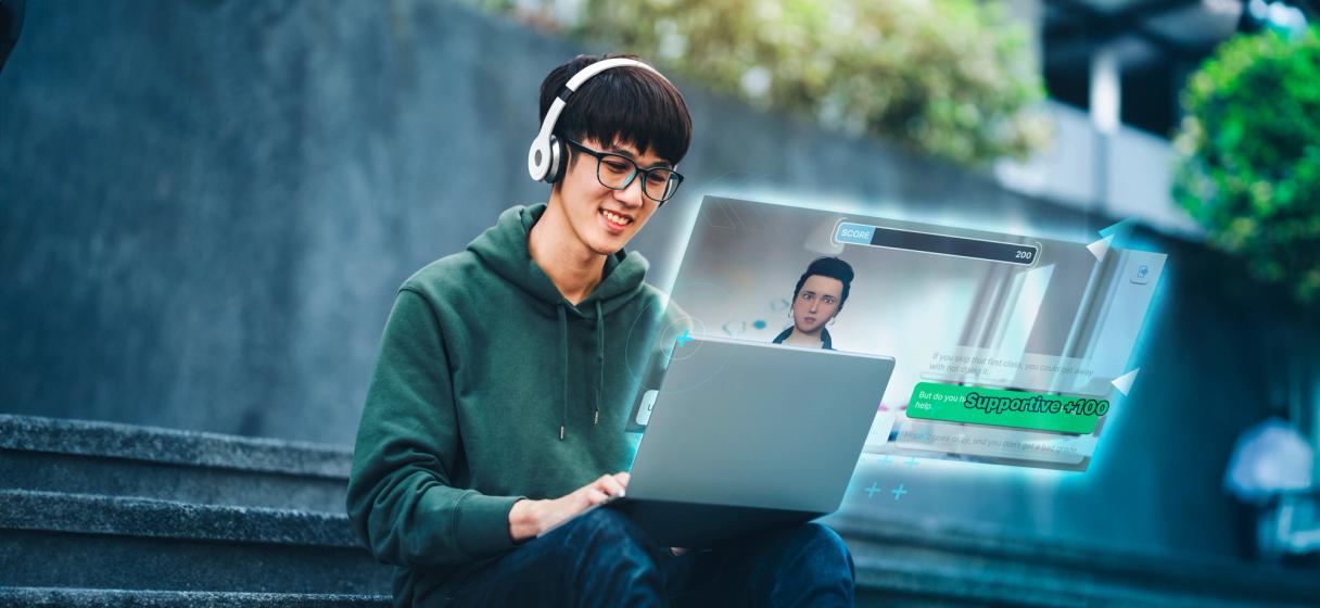 Un étudiant souriant avec casque et lunettes utilise un ordinateur portable en extérieur et échange avec un assistant virtuel holographique.