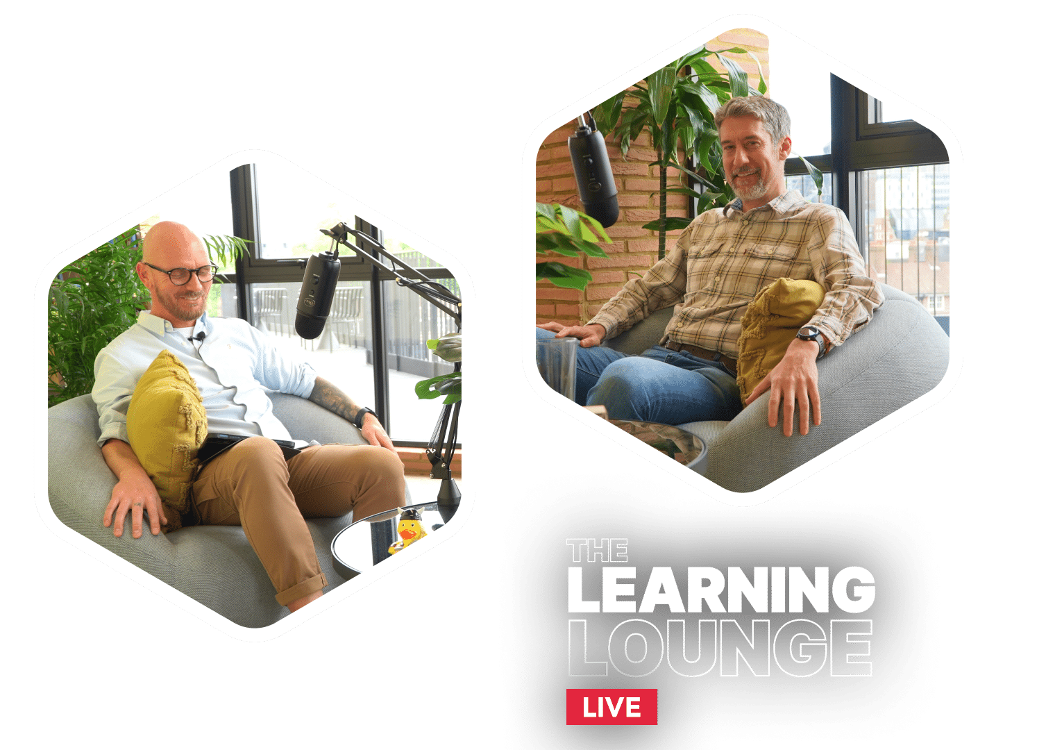 Moderator und Gast in Sesseln mit Podcast-Mikrofonen, The Learning Lounge Live