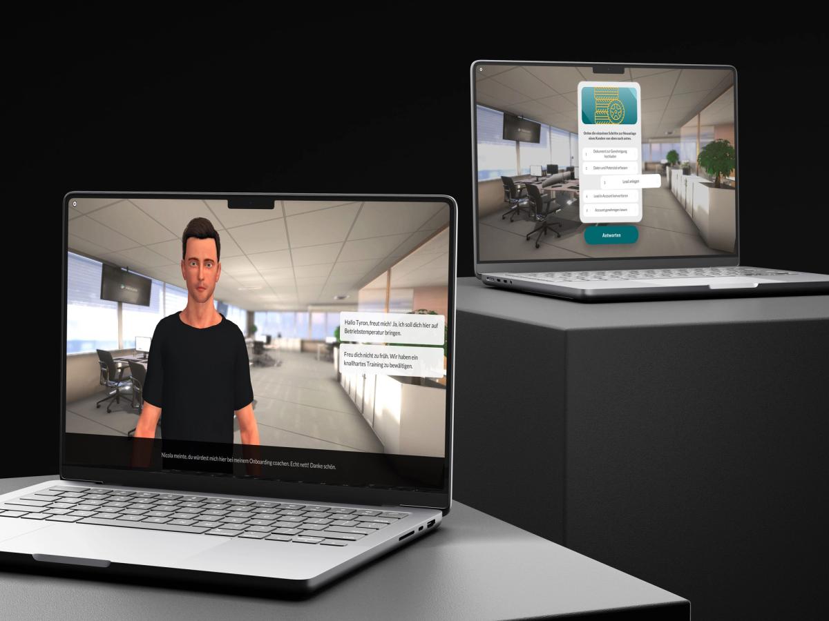 Zwei Laptops auf dunklen Sockeln zeigen eine spielbasierte Trainingssimulation: ein Avatar im Büro und ein Quizbildschirm