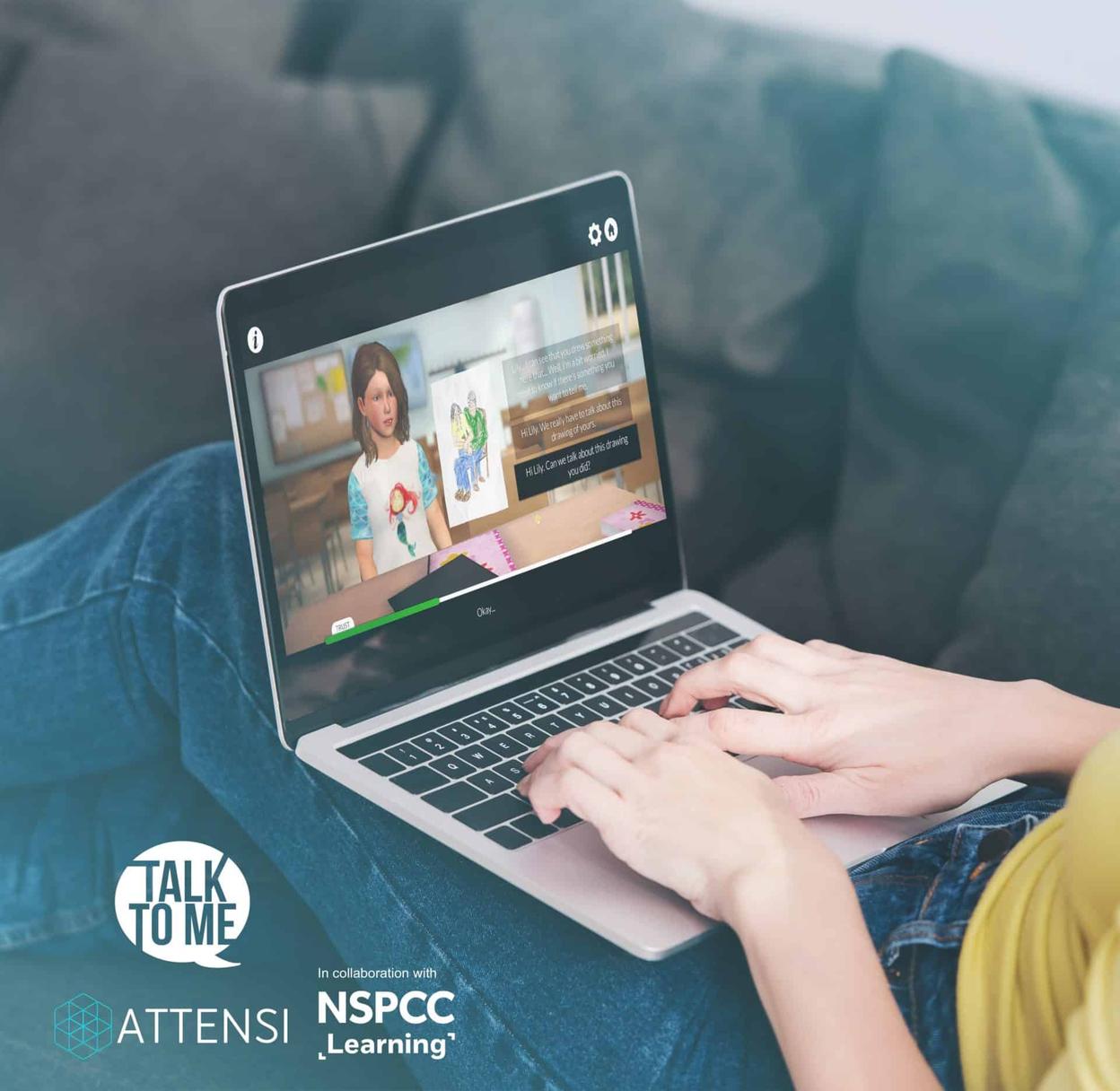 Person i en sofa som spiller simuleringen «Talk to Me» fra Attensi og NSPCC Learning med en barneavatar på en bærbar PC