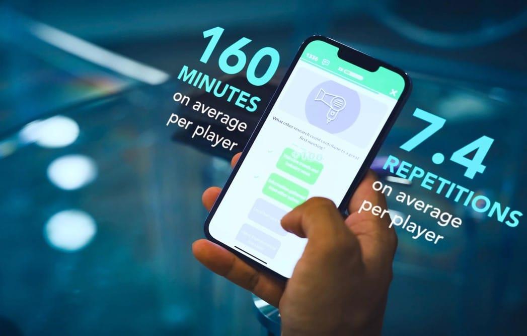 Hand hält ein Smartphone mit einer Quizfrage