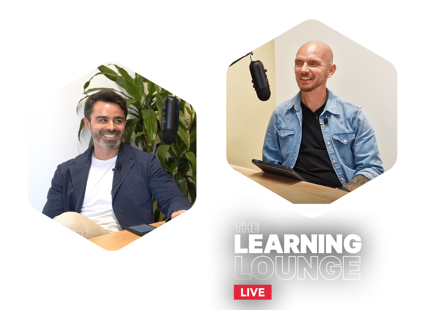 Zwei lächelnde Männer an einem Tisch mit Podcast-Mikrofonen, The Learning Lounge Live
