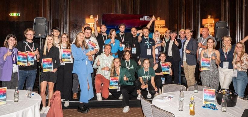 Gruppe mit Urkunden und Trophäen bei der Verleihung des HR Innovation Award