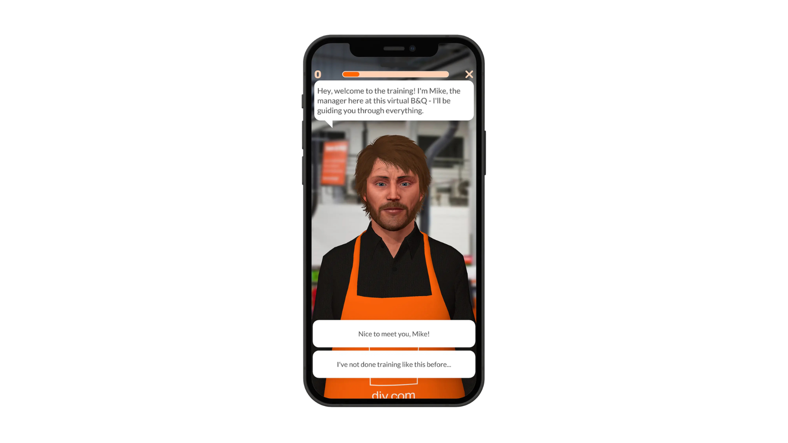 Ein Smartphone zeigt eine virtuelle Trainings-App mit einem animierten männlichen Avatar in orangefarbener Schürze, der den Nutzer als „Mike, the manager“ begrüßt.