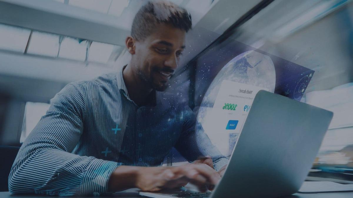 Ein Laptop in leuchtend blauem Licht zeigt die Meldung „Well done!“ mit 100% auf einem Bildschirm mit Erde und Konfetti.