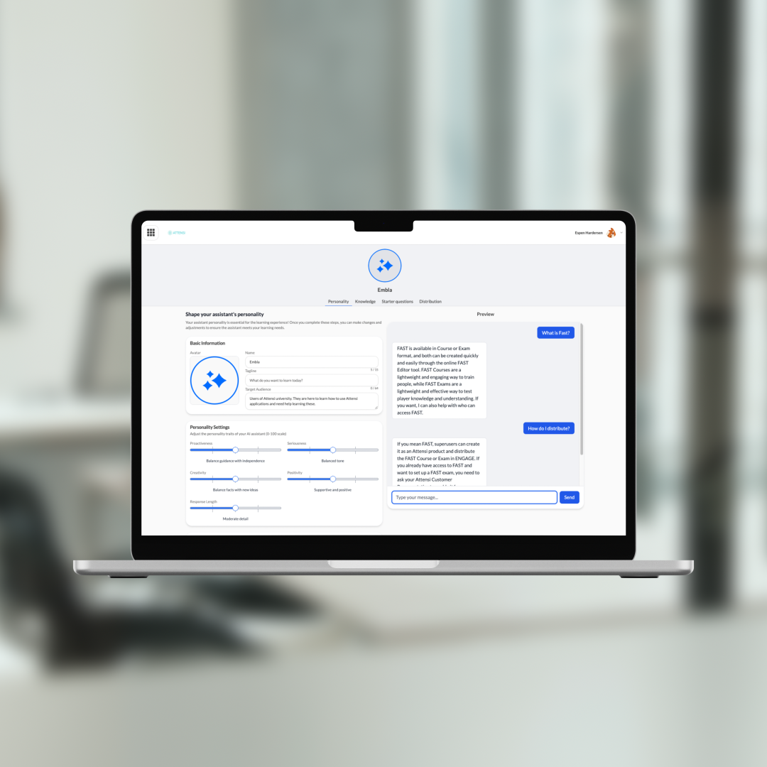 Ein Laptop zeigt eine Oberfläche zur Konfiguration eines KI-Assistenten mit Persönlichkeitseinstellungen und einem Chatfenster.