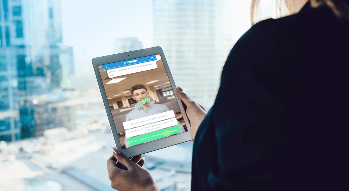 Frau hält ein Tablet mit einer dialogbasierten Trainingssimulation und einem Score von +100