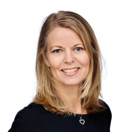 Lena Jørundland sourit sur un portrait devant un fond blanc