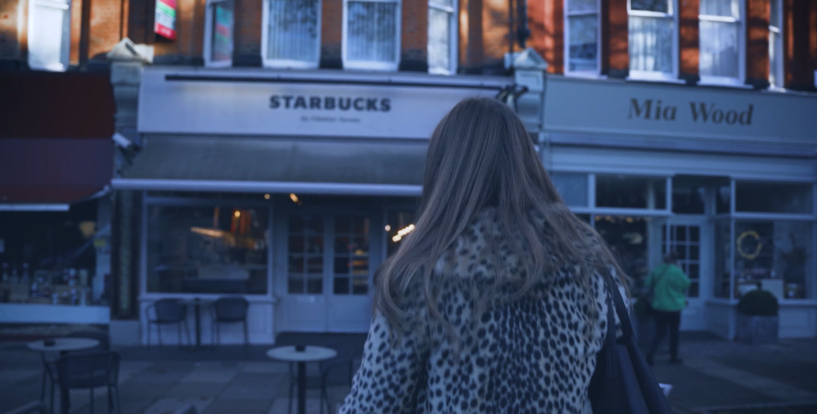 Gast nähert sich von der Straße einem Starbucks Café