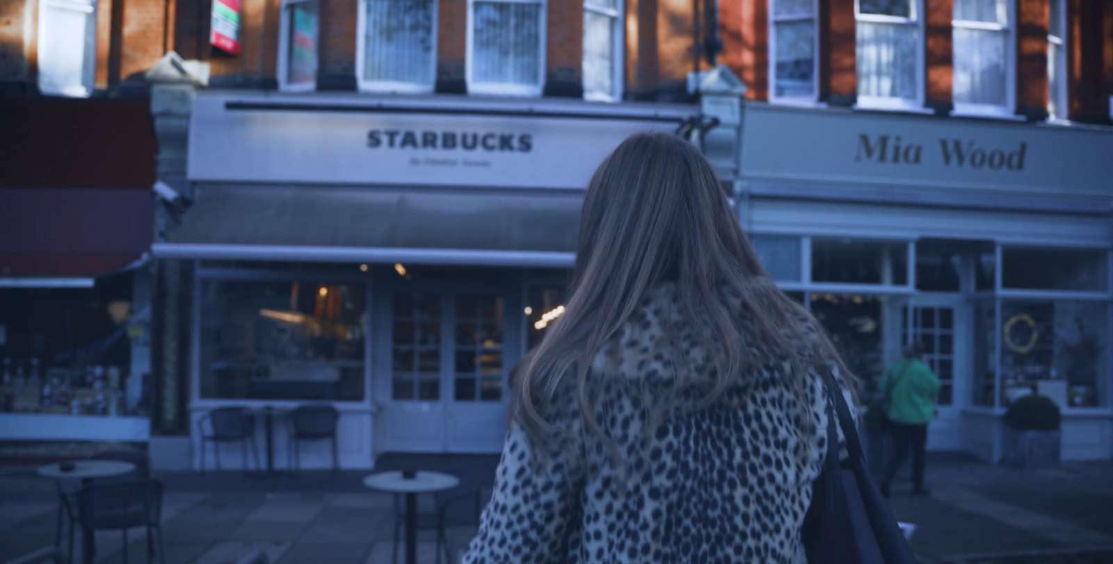 Gast nähert sich von der Straße einem Starbucks Café