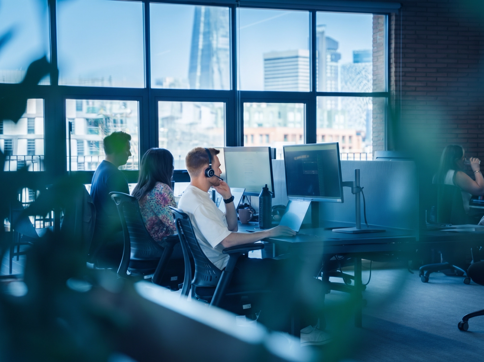 Mitglied des Customer-Success-Teams am Schreibtisch im Büro