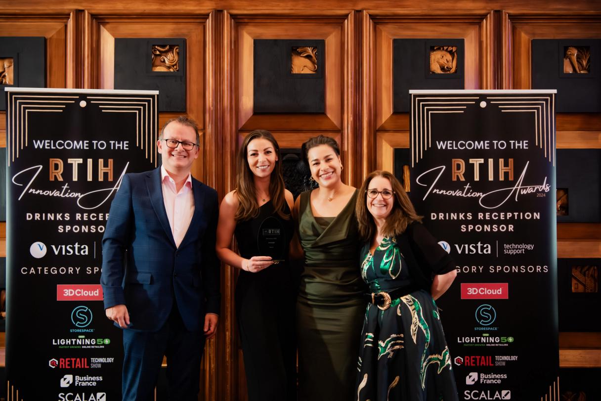 Vier Personen mit einer Trophäe bei den RTIH Innovation Awards 2024