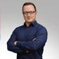 Niclas Kaspari, Mann mit Brille im dunkelblauen Hemd mit verschränkten Armen