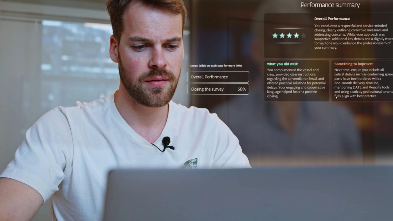Ein Mann am Laptop, daneben eine eingeblendete Leistungsübersicht mit einer Vier-Sterne-Bewertung und schriftlichem Feedback