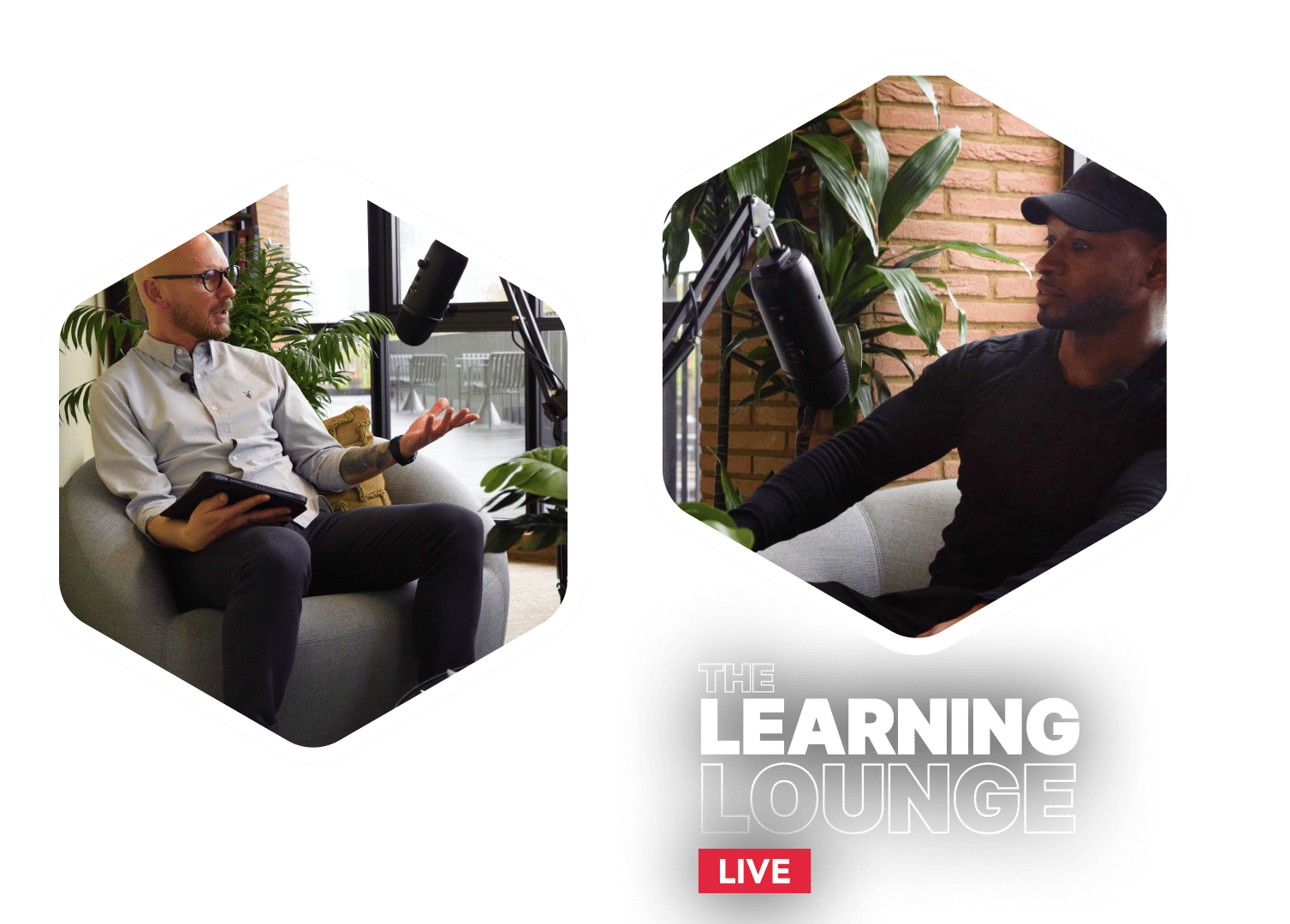 Moderator und Gast bei der Aufnahme des Podcasts The Learning Lounge Live in Sesseln