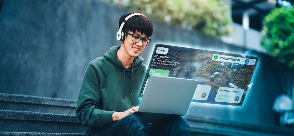 Jugendlicher mit Kopfhörern spielt das Spiel „Helping Hand“ auf einem Laptop auf einer Außentreppe