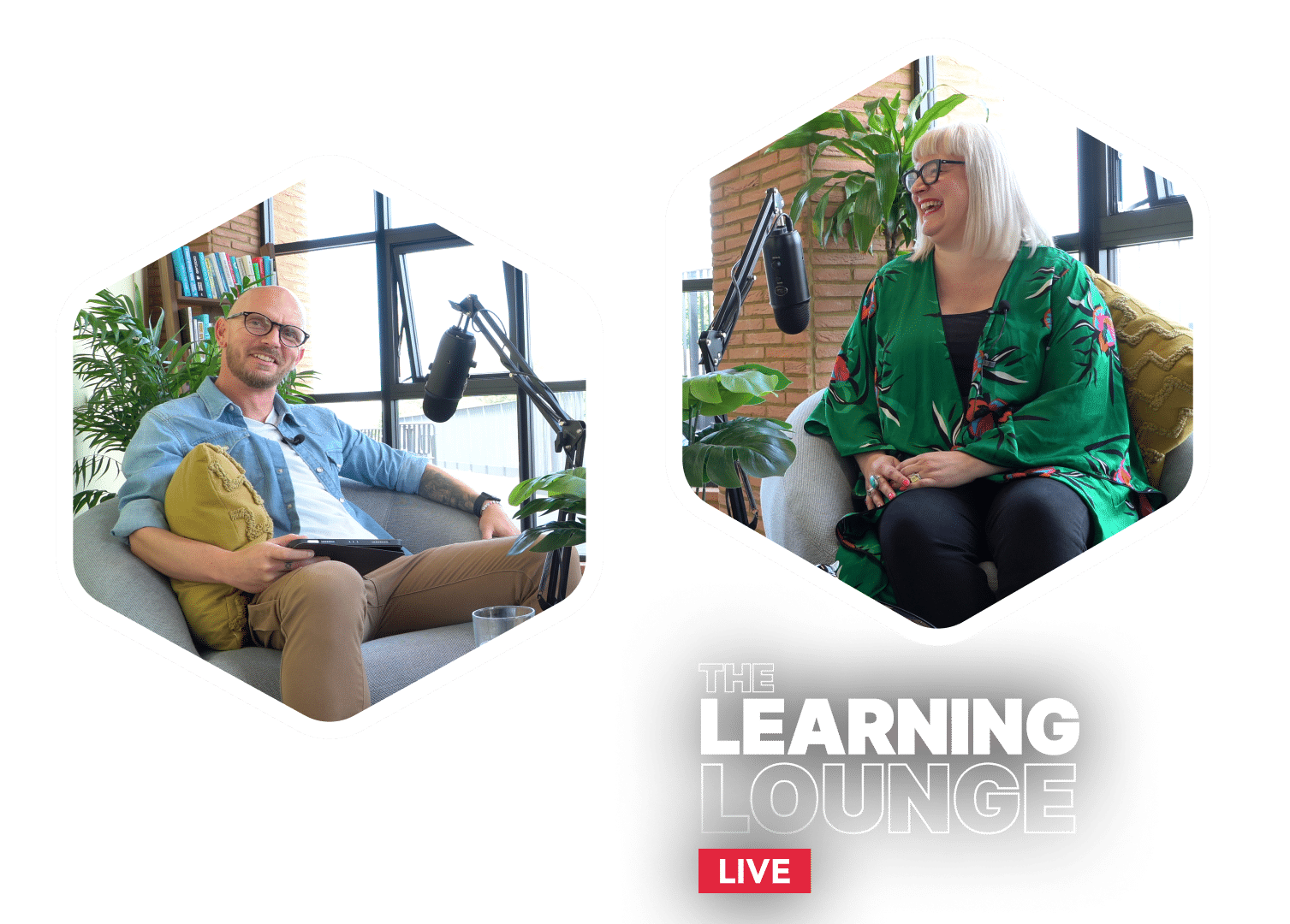Värd och gäst skrattar i fåtöljer under en inspelning av Learning Lounge Live