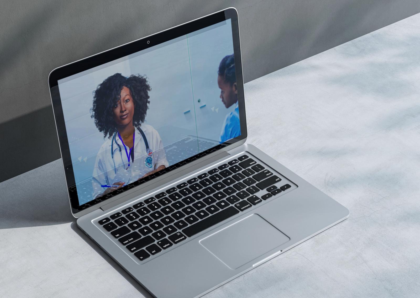 Pharmareferent nutzt Attensi-Training am Computer