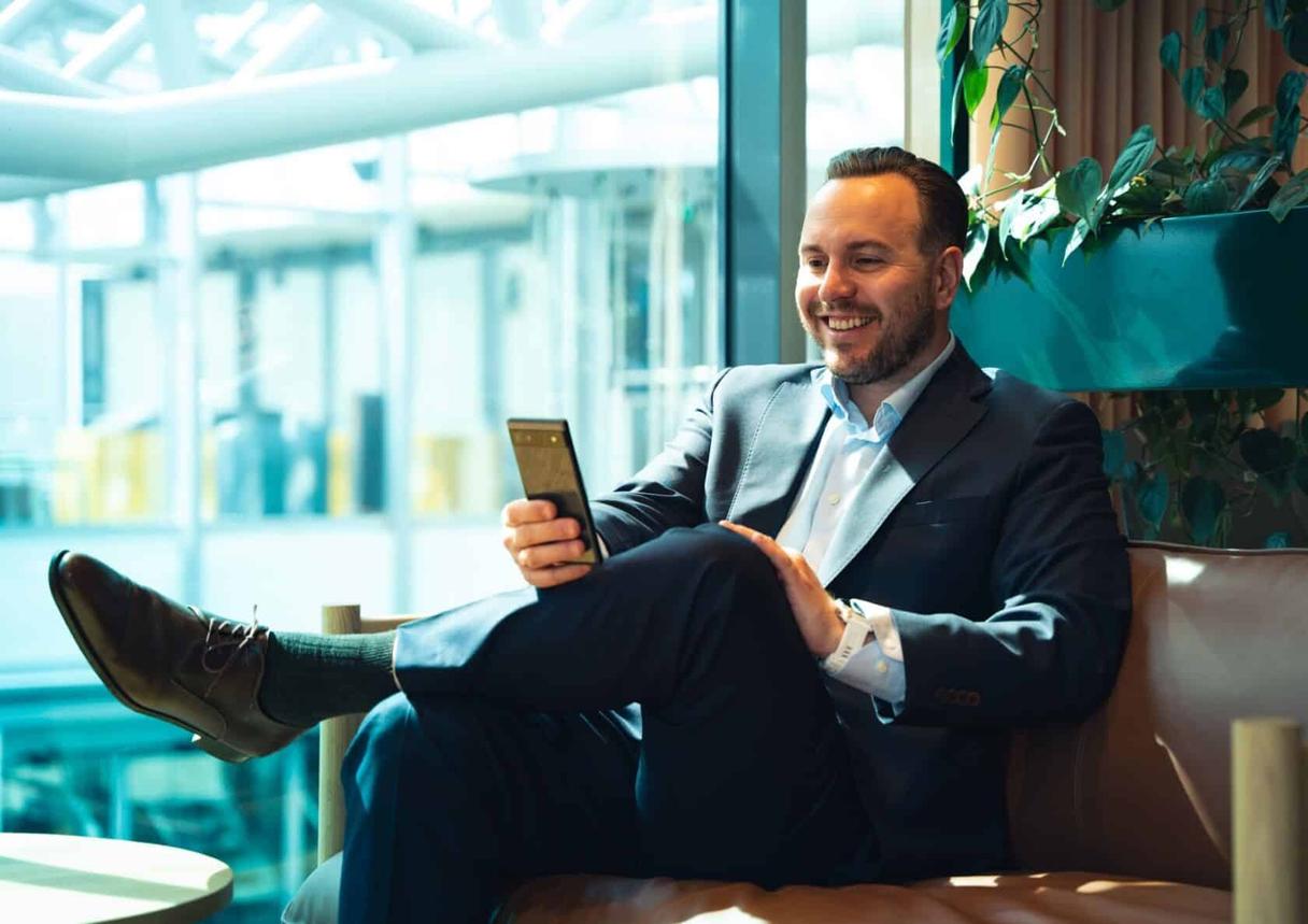 Mitarbeiterin schaut auf ihr Smartphone