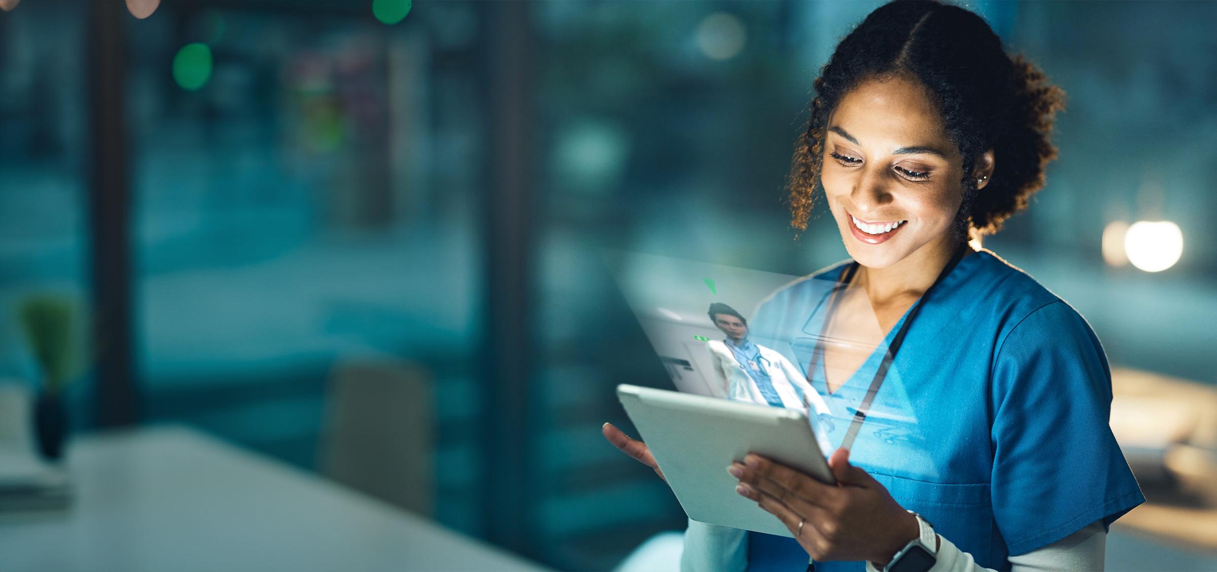 Lächelnde Fachkraft in Klinikkleidung nutzt ein Tablet mit einer holografischen virtuellen Sprechstunde.