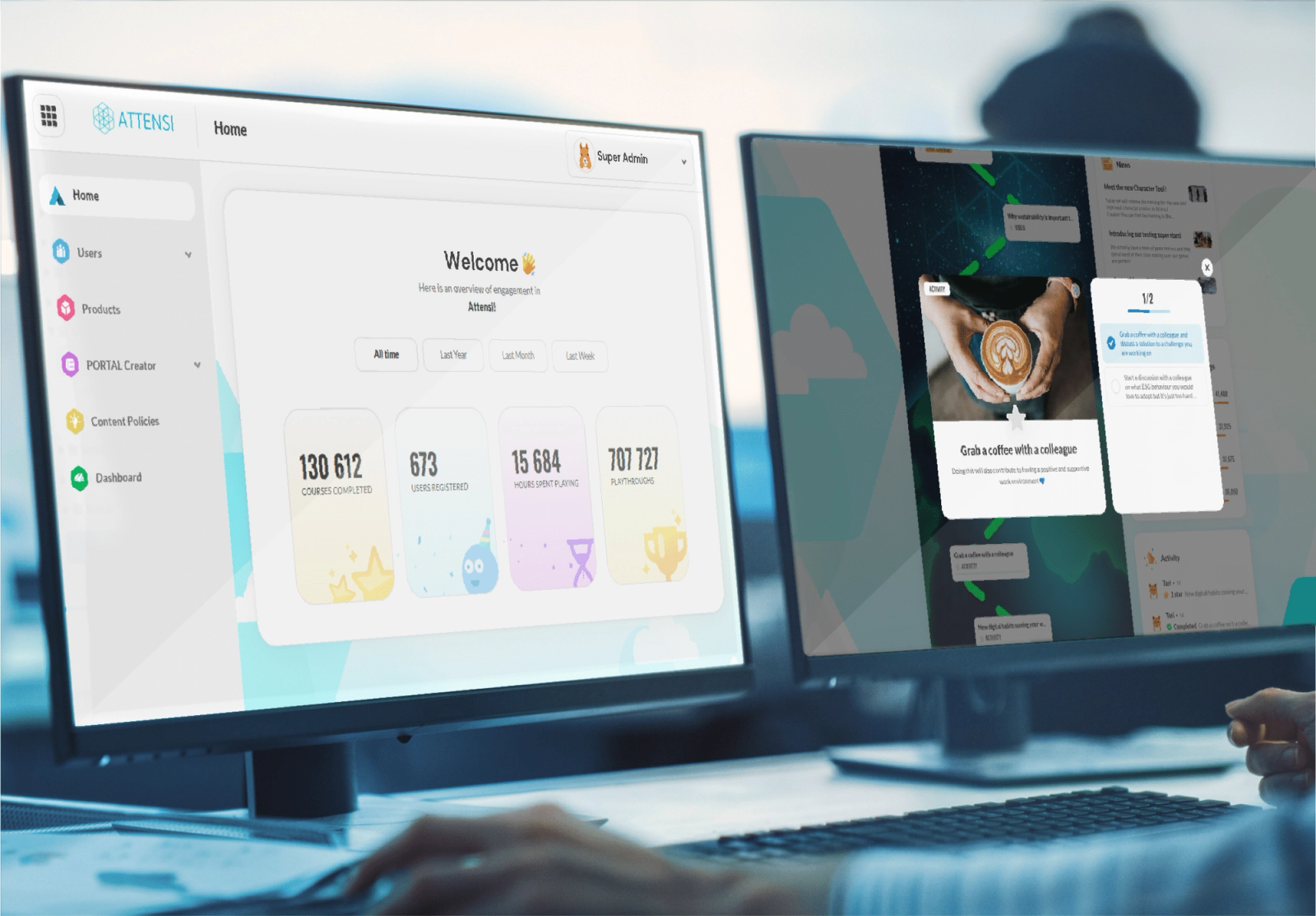 Eine Person arbeitet mit Tastatur und Maus an zwei Monitoren. Links ein „ATTENSI“-Admin-Dashboard mit Engagement-Statistiken, rechts ein Social Feed mit einer Benachrichtigung zum Thema Kaffee.