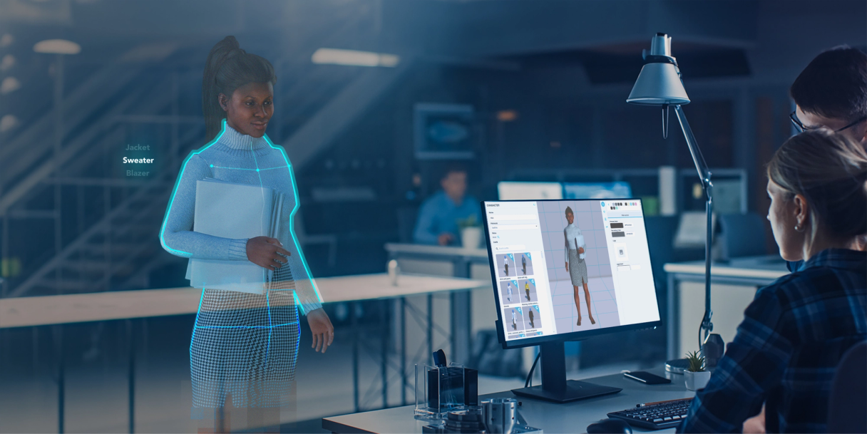 Frau am Schreibtisch gestaltet eine 3D-Figur am Bildschirm, neben ihr ein holografischer Avatar