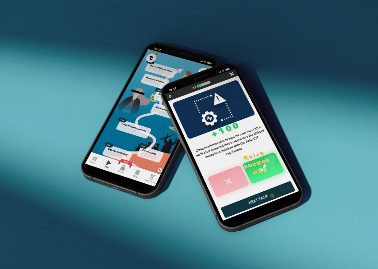 Zwei Smartphones mit einer Serious-Game-App zu Vorschriften für Geldwäschebekämpfung und Terrorismusfinanzierung (AML/CTF).