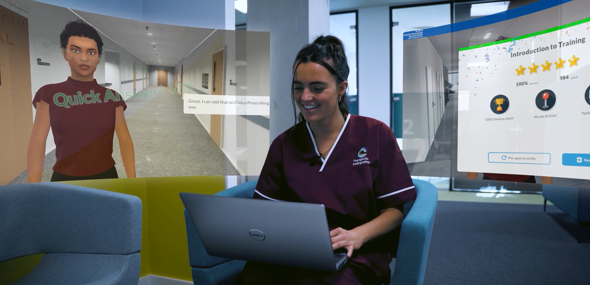 Pflegekraft in bordeauxroter Dienstkleidung lächelt vor einem Laptop, daneben schweben Trainingsbildschirme mit virtuellem Avatar und Sterne-Ergebnissen