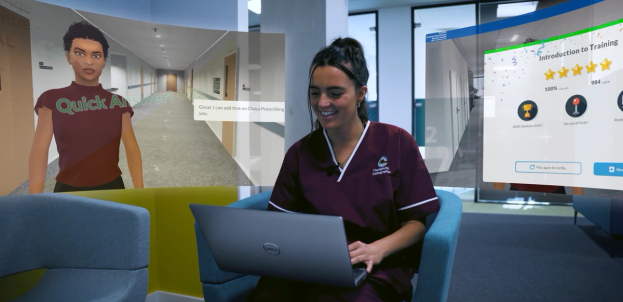 Pflegekraft in bordeauxroter Klinikkleidung lächelt vor einem Laptop, neben ihr schweben Trainingsbildschirme