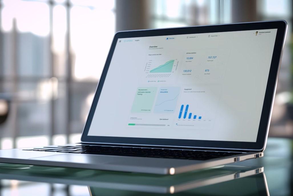 Laptop auf einem Glastisch mit einem Dashboard für Trainingsanalysen, Diagrammen und Abschlusszahlen