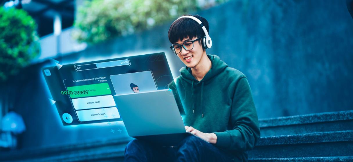 Eine lächelnde Studentin mit Kopfhörern und Brille arbeitet am Laptop mit einer leuchtenden holografischen Lernoberfläche.