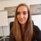 Alexandra Neyer, junge Frau mit langen Haaren in einem Büro mit Flipchart