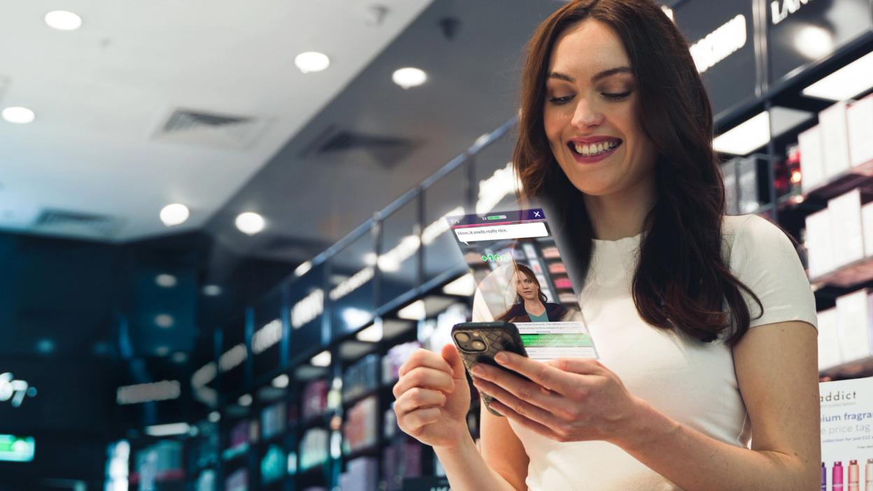 Frau spielt Attensi SKILLS auf ihrem Smartphone in einem Einzelhandelsgeschäft