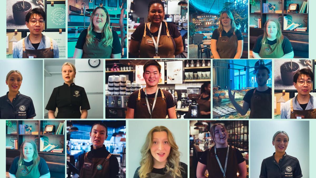 Collage de baristas souriants et variés, en tablier, chacun filmé dans son propre café