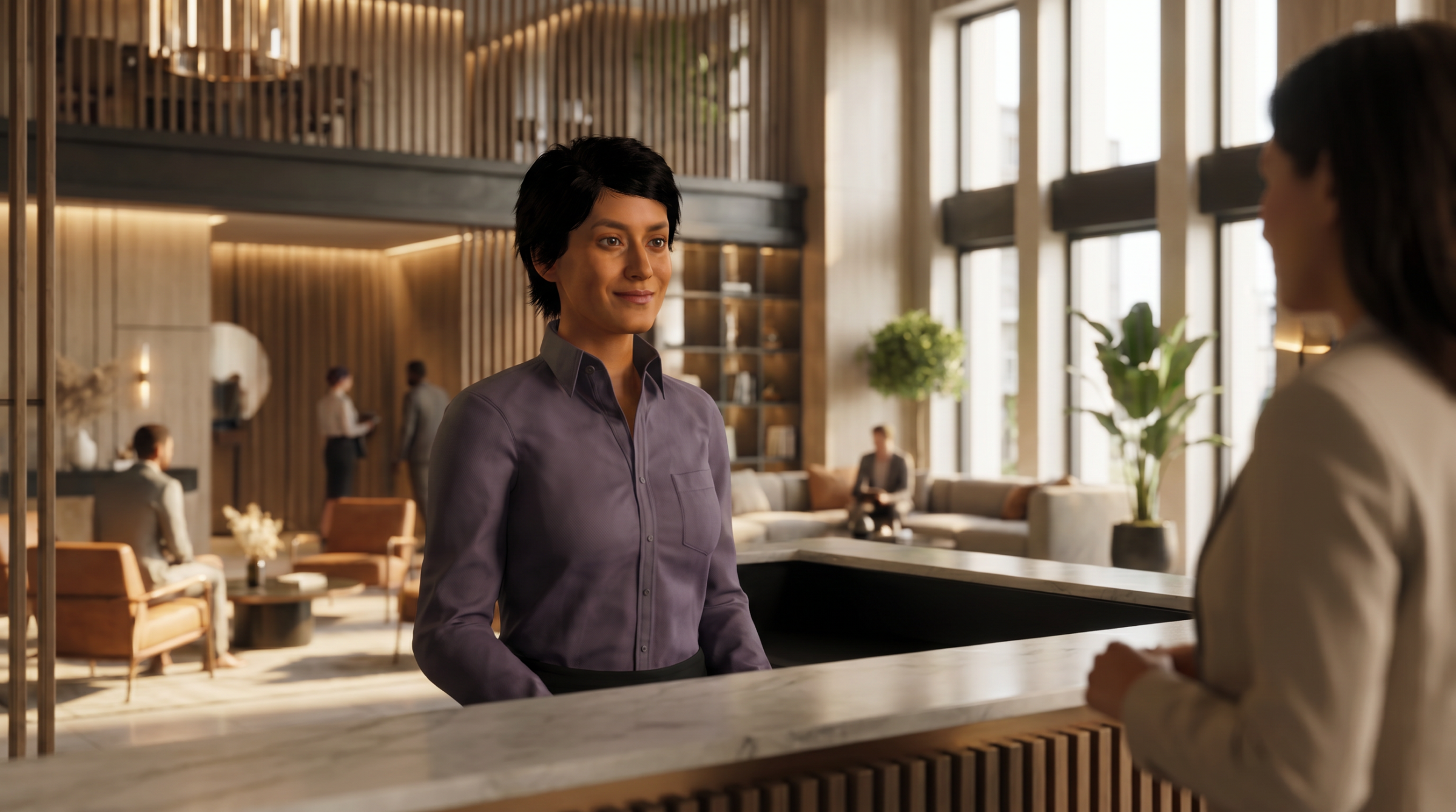 Eine lächelnde Frau mit dunklen Haaren steht hinter der Rezeption einer modernen Hotellobby und wendet sich einer anderen Person zu.
