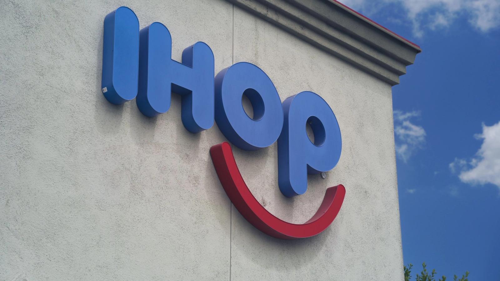 Nahaufnahme des IHOP-Schilds an einer Gebäudewand vor blauem Himmel