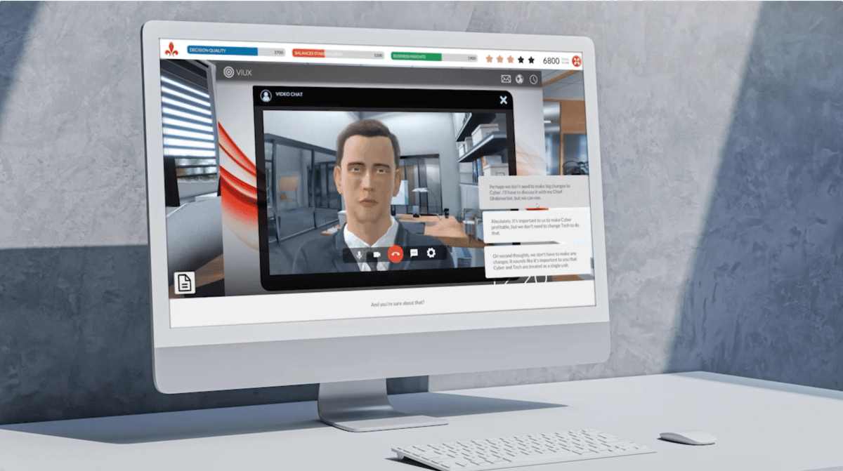 En datorskärm visar en video av en karaktär från Hiscox' spelbaserade utbildning utvecklad av Attensi