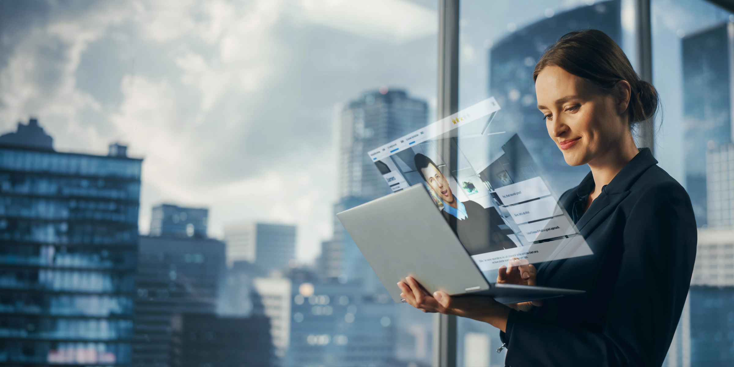 Geschäftsfrau hält einen Laptop, über dessen Bildschirm transparente Oberflächenfenster schweben, vor einer Skyline