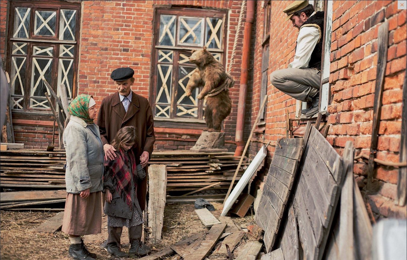 Anna's War still 4