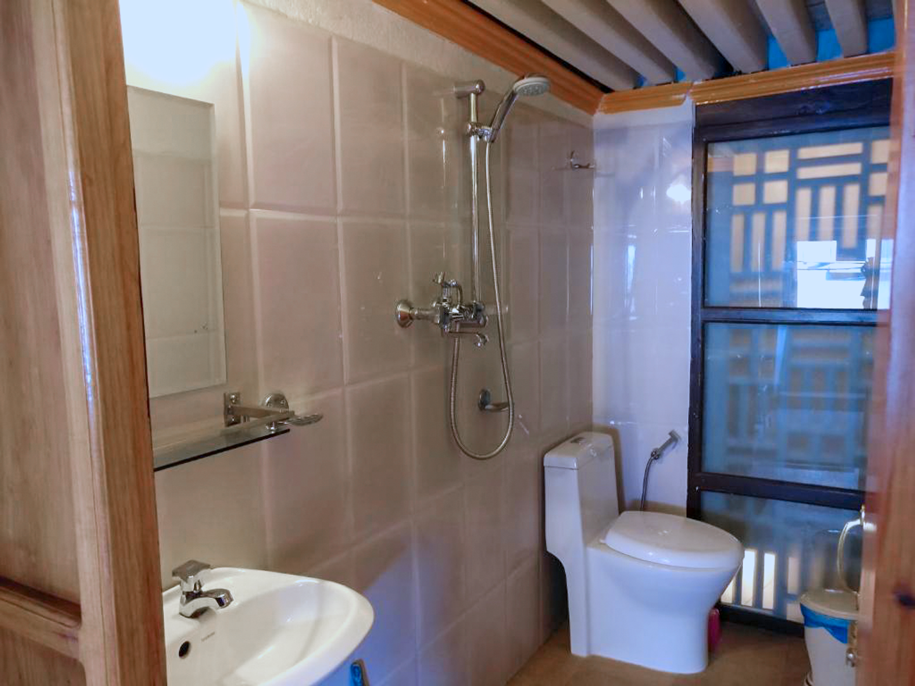 Vaishnavi private ensuite bathroom with shower, basin and toilet