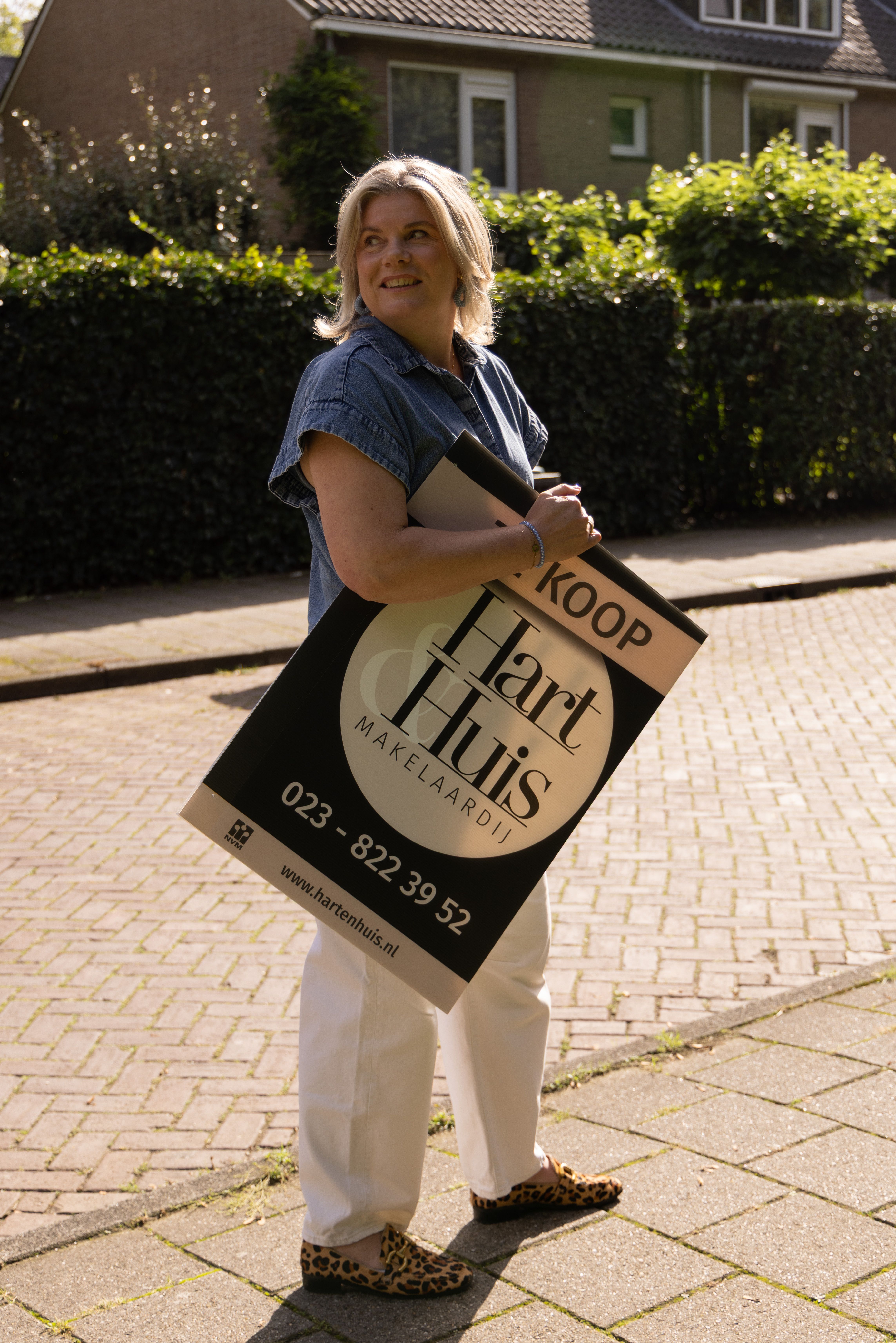 Dorien onderweg met een Te Koop-bord in Haarlem