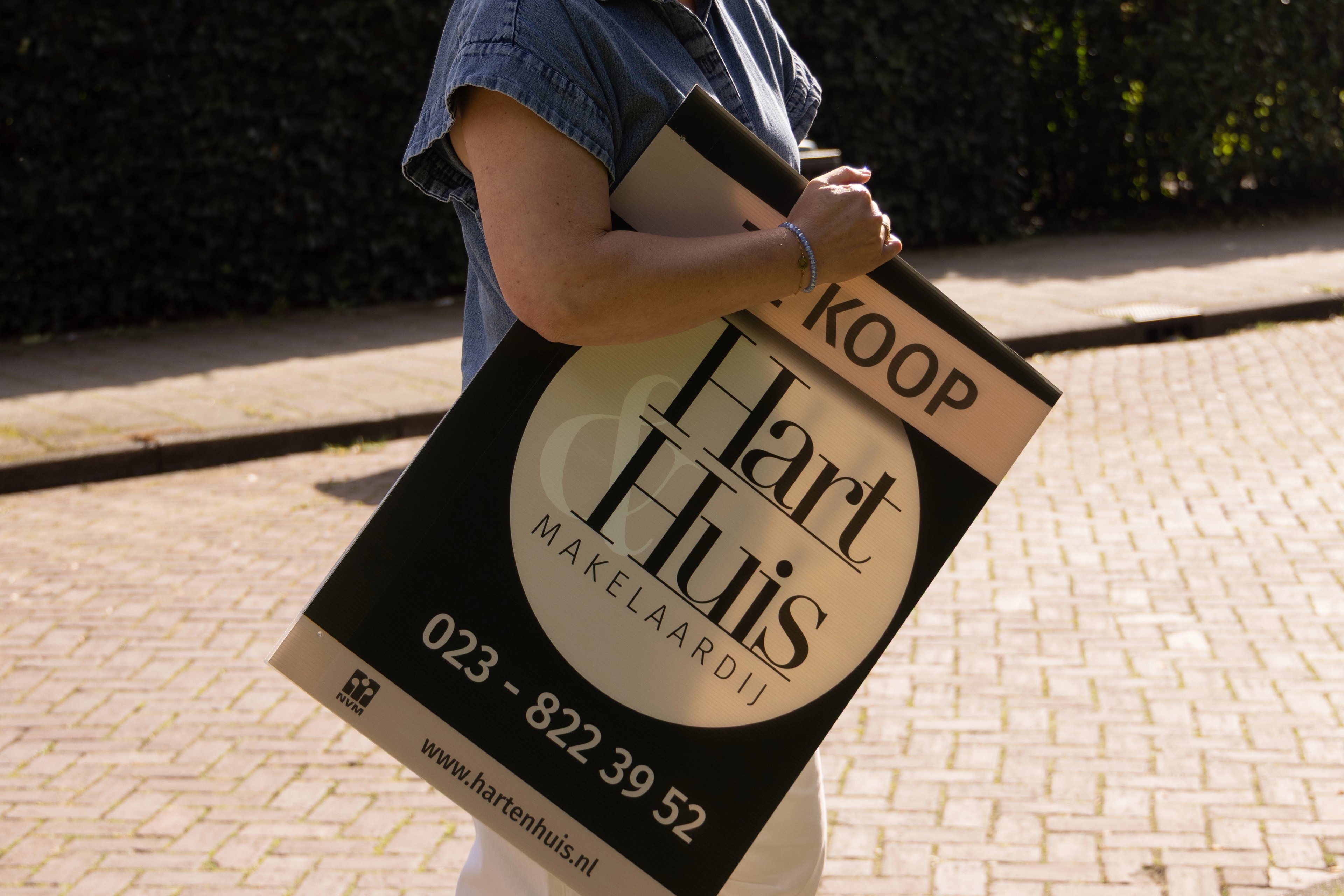 Dorien onderweg met een Te Koop-bord in Haarlem