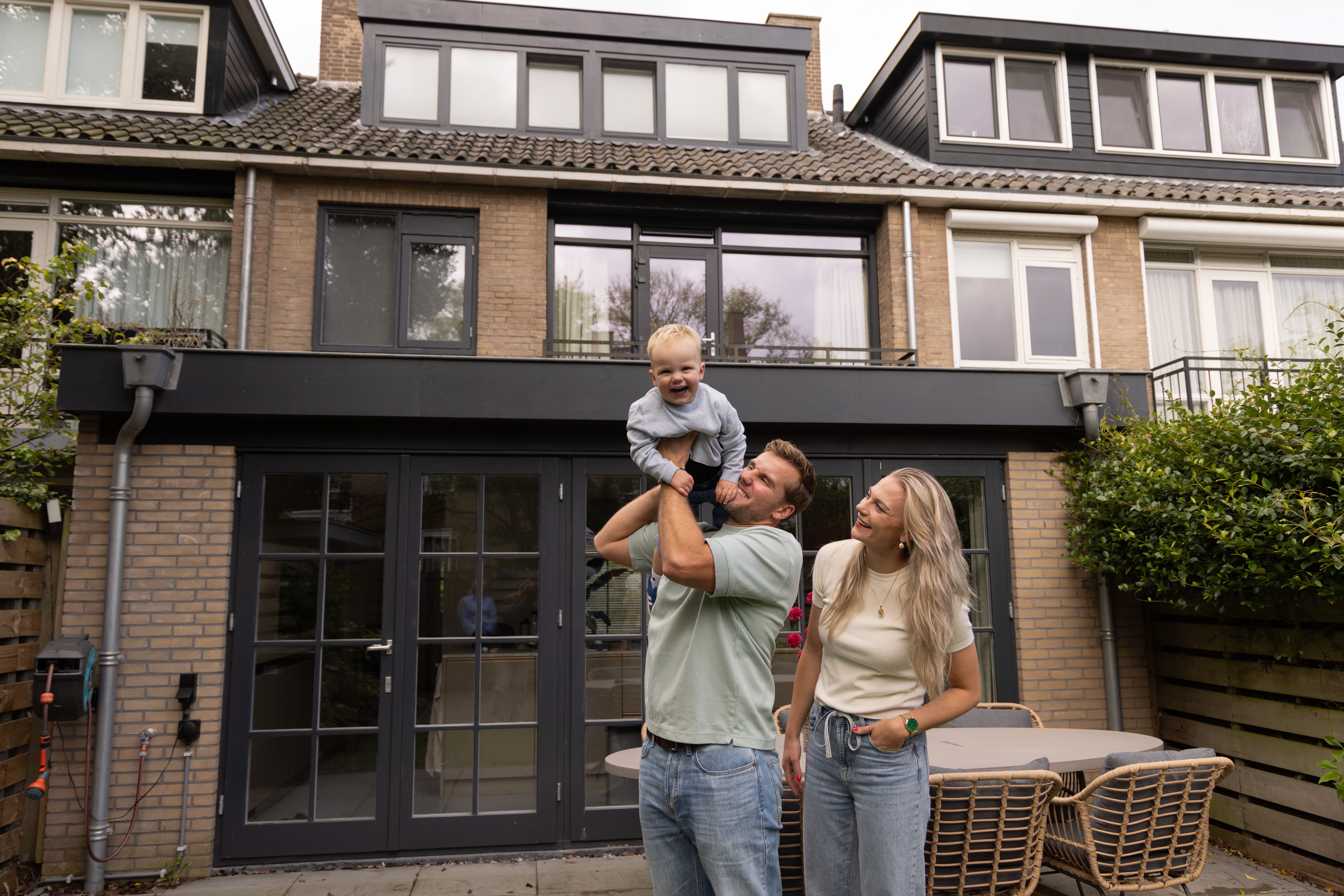 Sanne en Mick bij hun woning