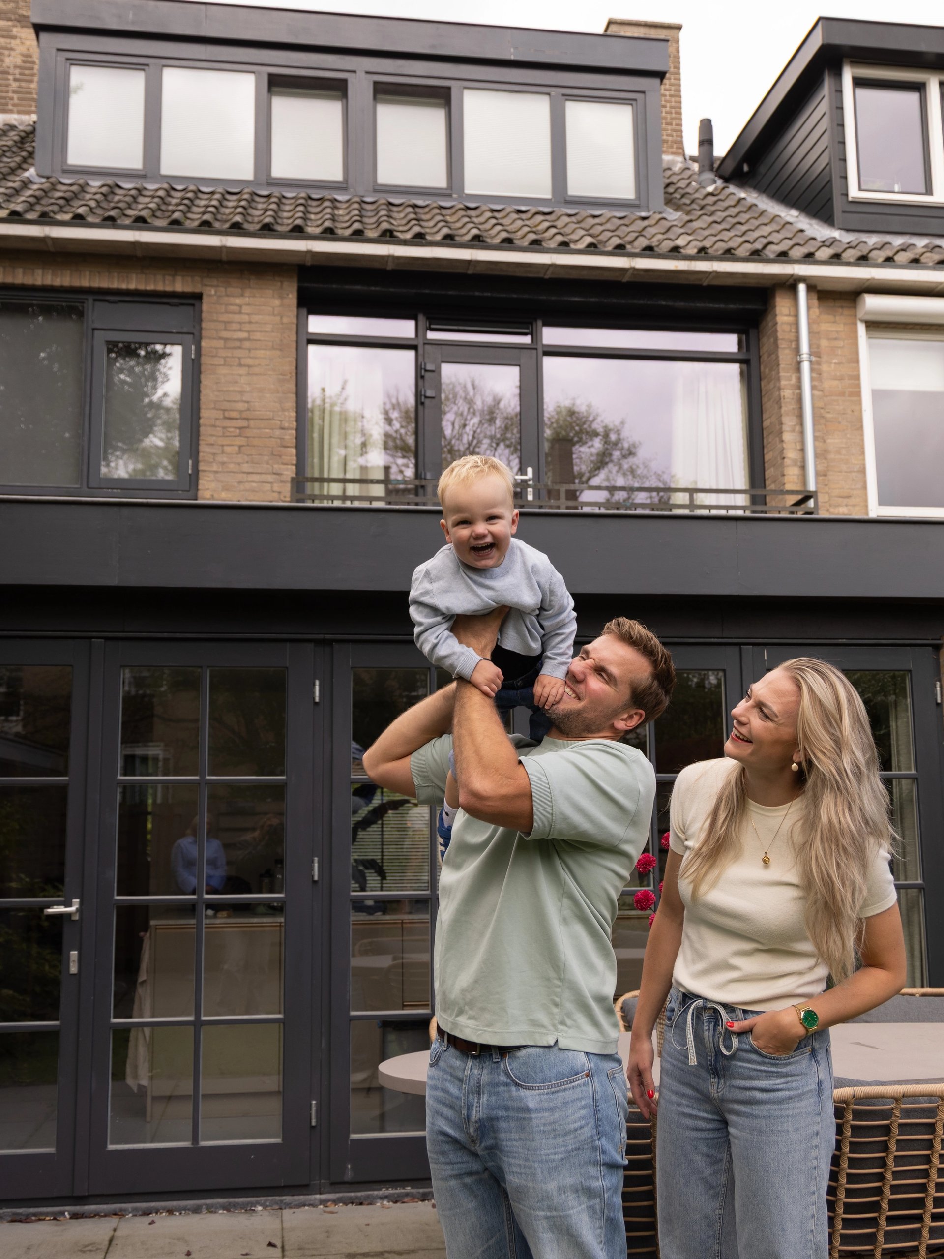 Sanne en Mick bij hun woning