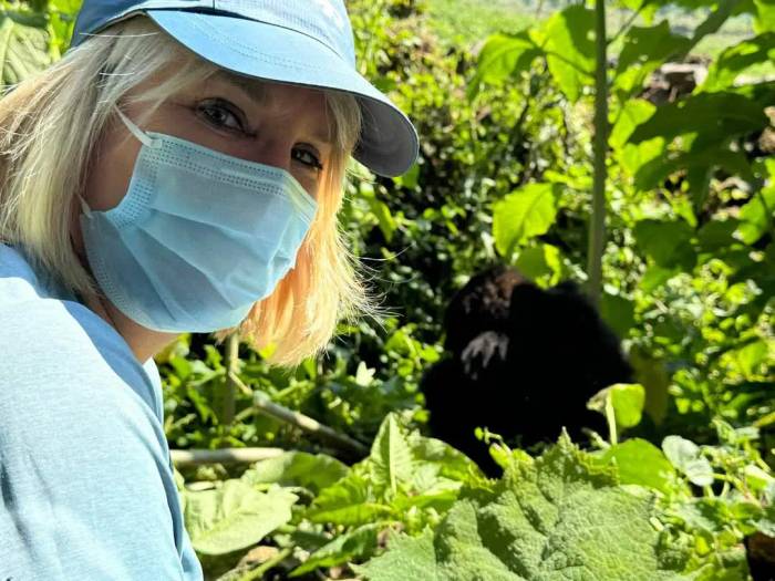 Our guests from the USA experienced gorilla trekking in Rwanda before continuing to a migration safari across Kenya, Tanzania, and Zanzibar. Here are moments with a gorilla troop and interactions with locals in Rwanda.