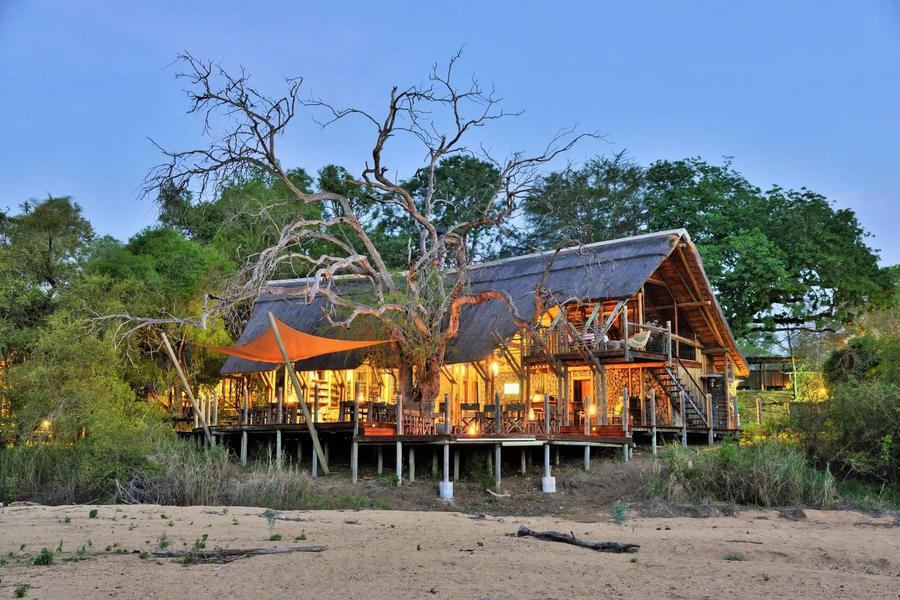 3-Day Fly-In Authentic Rhino Post Safari