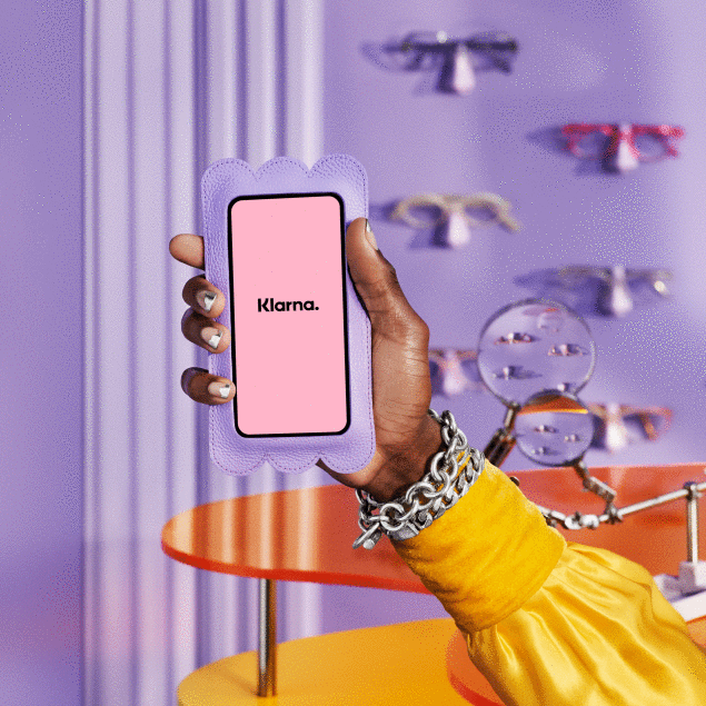 Person holding phone with Klarna logo